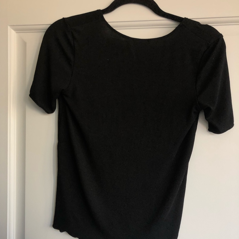 Form fitting black top - Picture 3 of 4